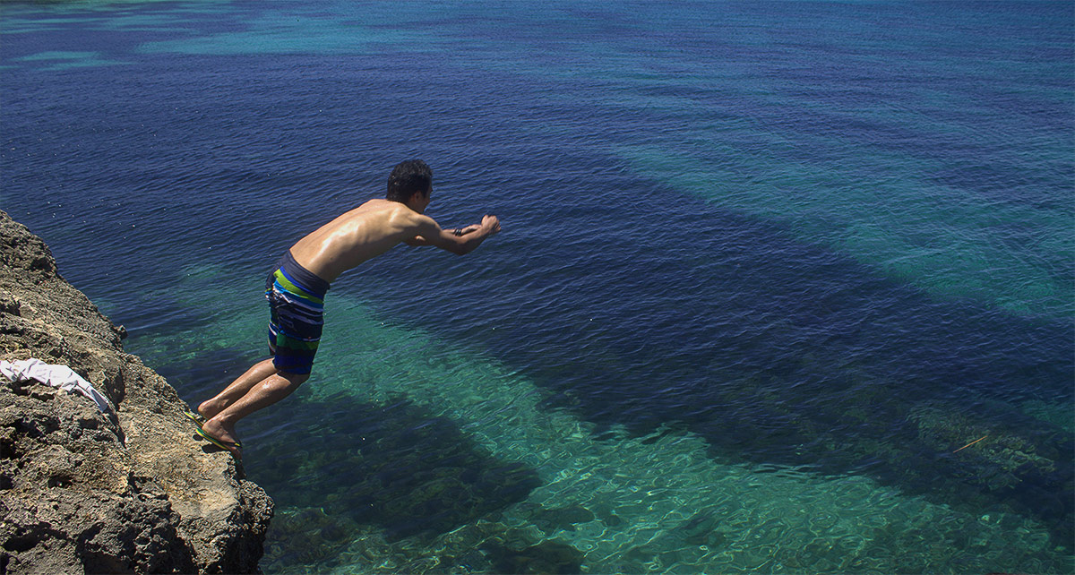 Cliff diving in Carnaza